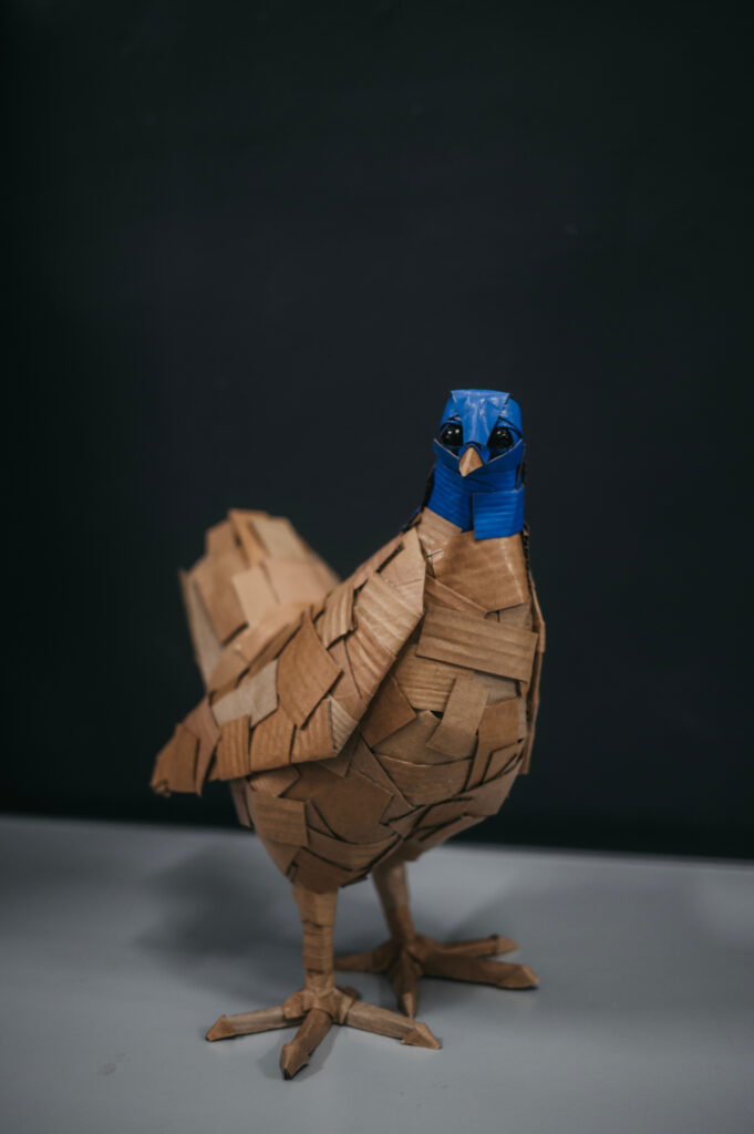 Gallina azul. Escultura de cartón. Orgaz