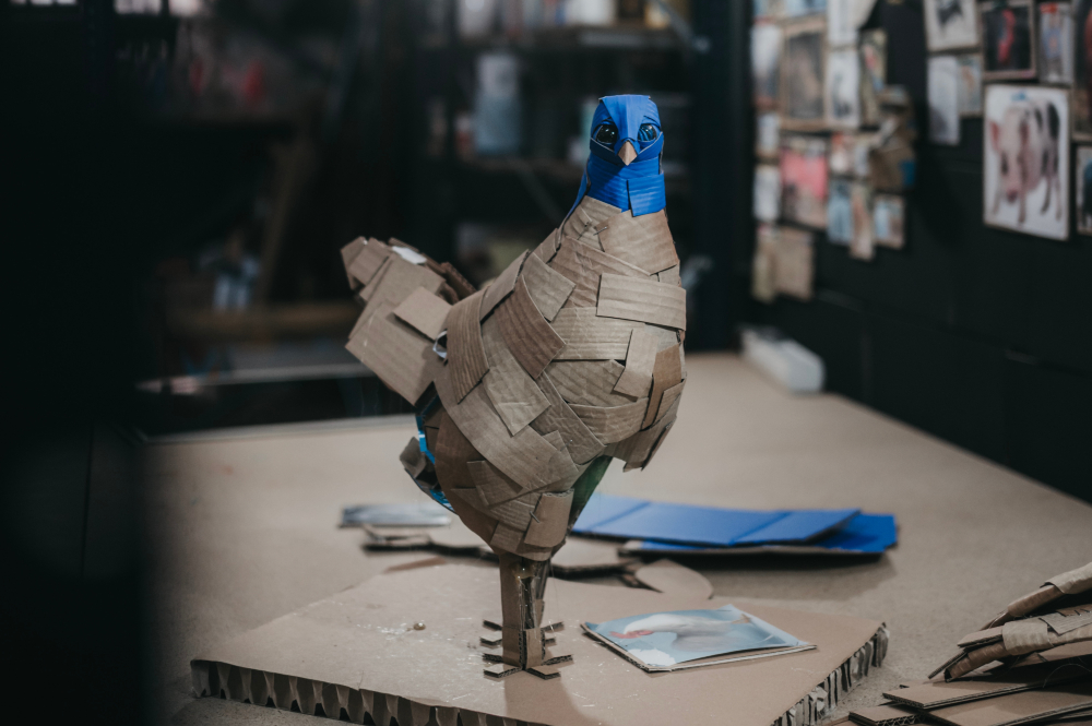 Gallina azul de Orgaz en proceso de construcción. Cartón y pigmento. Taller Orgaz.