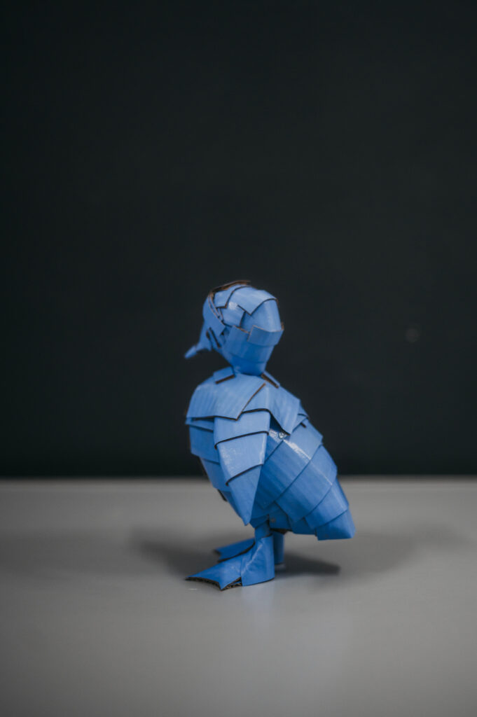 Patito azul suave por detrás. Cartón y pigmento. Archivo Orgaz.