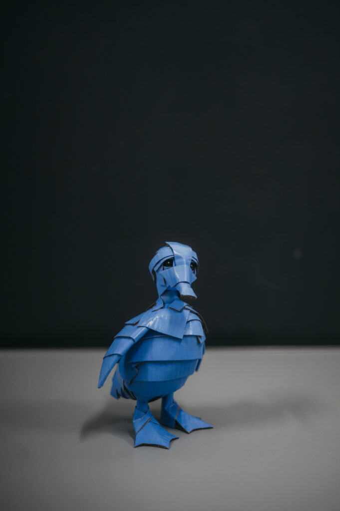 Patito azul suave vista general. Escultura de cartón. Archivo Orgaz.