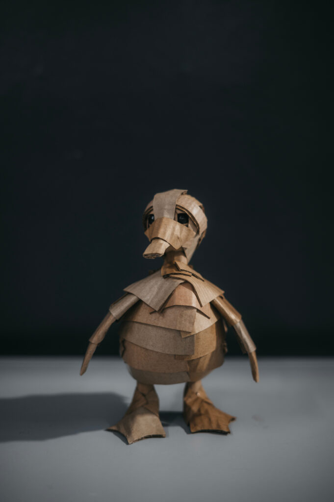 Patito kraft. Escultura de cartón. Orgaz.