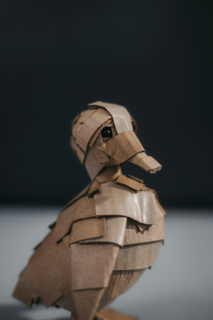 Patito kraft de lado. Escultura de cartón. Orgaz