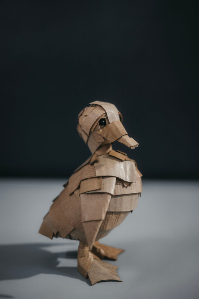 Patito kraft perfil completo. Escultura de cartón. Orgaz