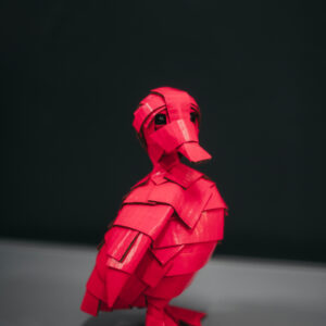 Patito neón rosa en escorzo. Escultura de cartón. Orgaz.