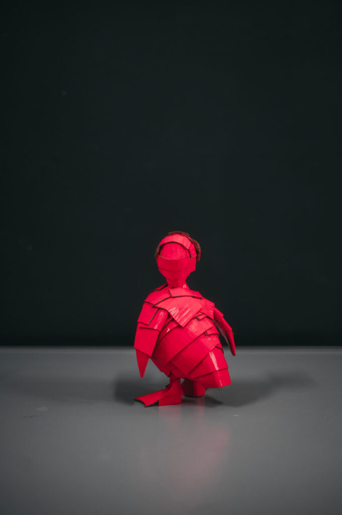Patito neón rosa por detrás. Escultura de cartón. Orgaz.