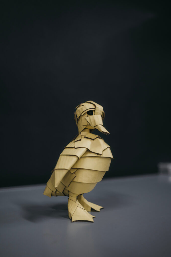 Patito pineapple de perfil. Cartón y pigmento. Orgaz.