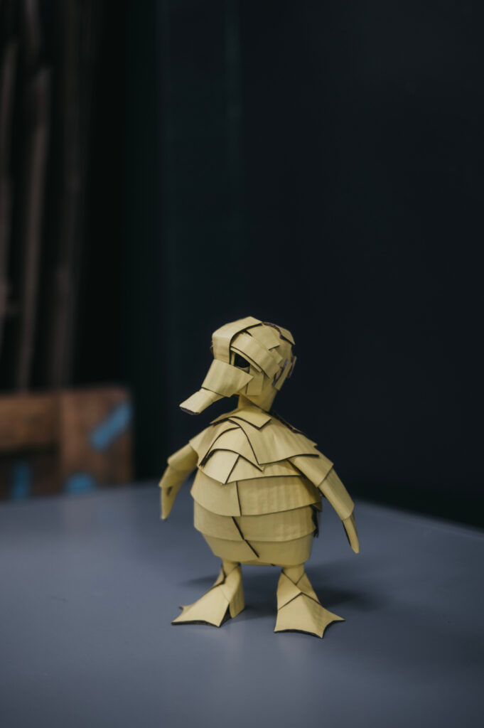 Patito pineapple perfil derecho. Escultura de cartón. Orgaz.