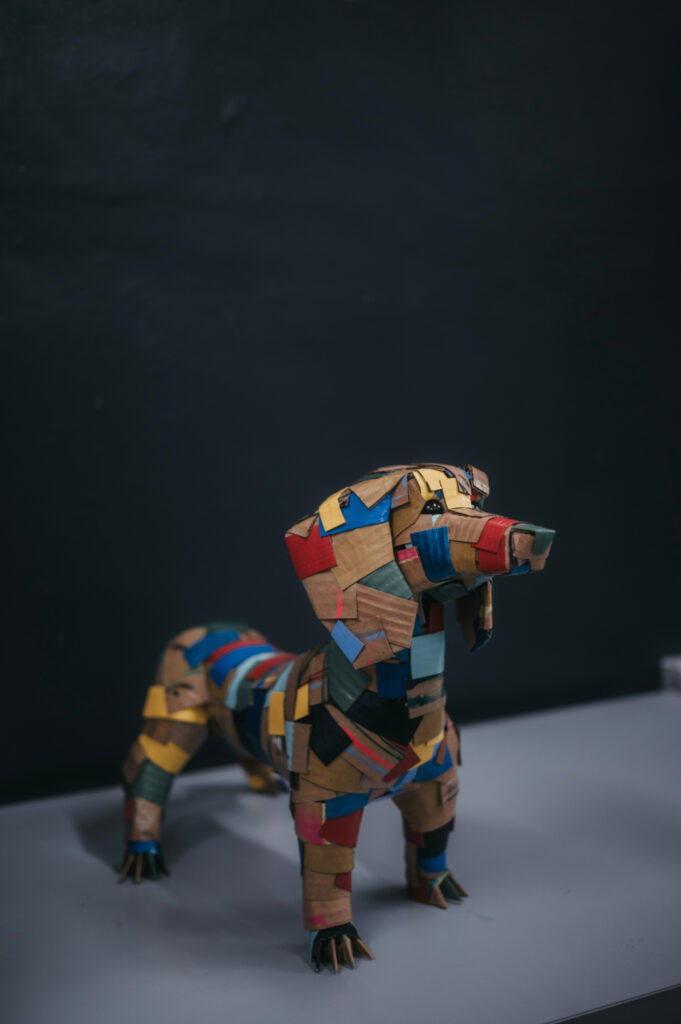 Teckel número cuatro. Escultura de cartón. Orgaz