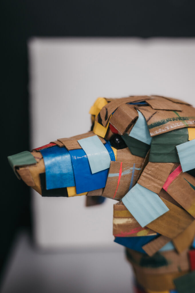 Primer plano teckel número cuatro de perfil. Escultura de cartón. Orgaz