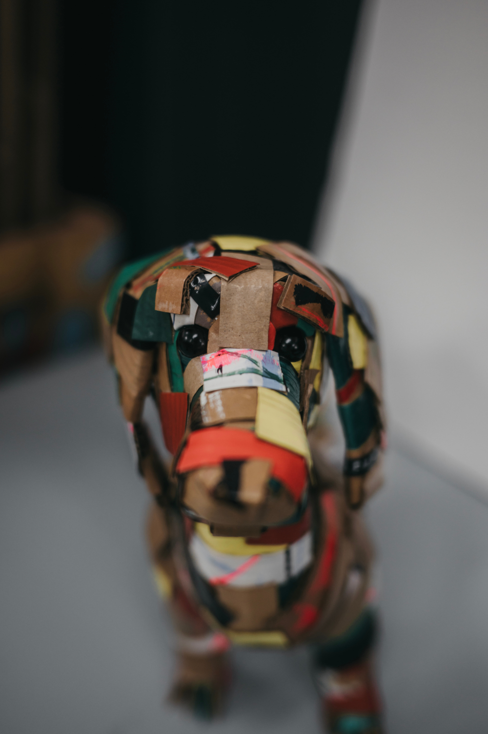 Teckel número dos primer plano de frente. Escultura de cartón. Orgaz