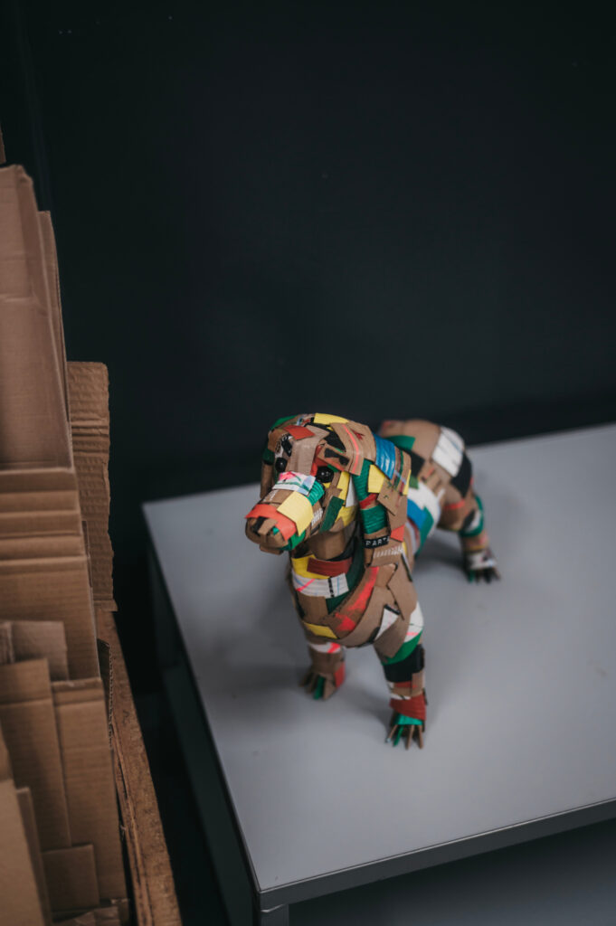 Teckel número dos visto desde arriba. Escultura de cartón. Orgaz