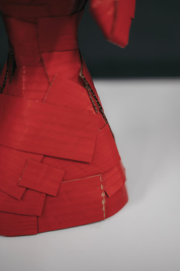 Detalle teckel rojo. Escultura de cartón. Orgaz