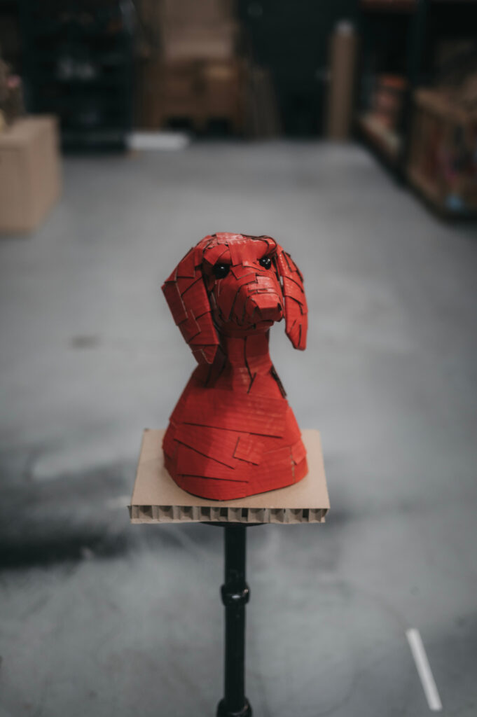Teckel rojo. Escultura de cartón. Orgaz.