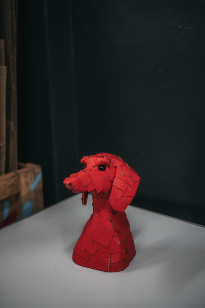Teckel rojo de perfil. Escultura única de cartón. Orgaz.