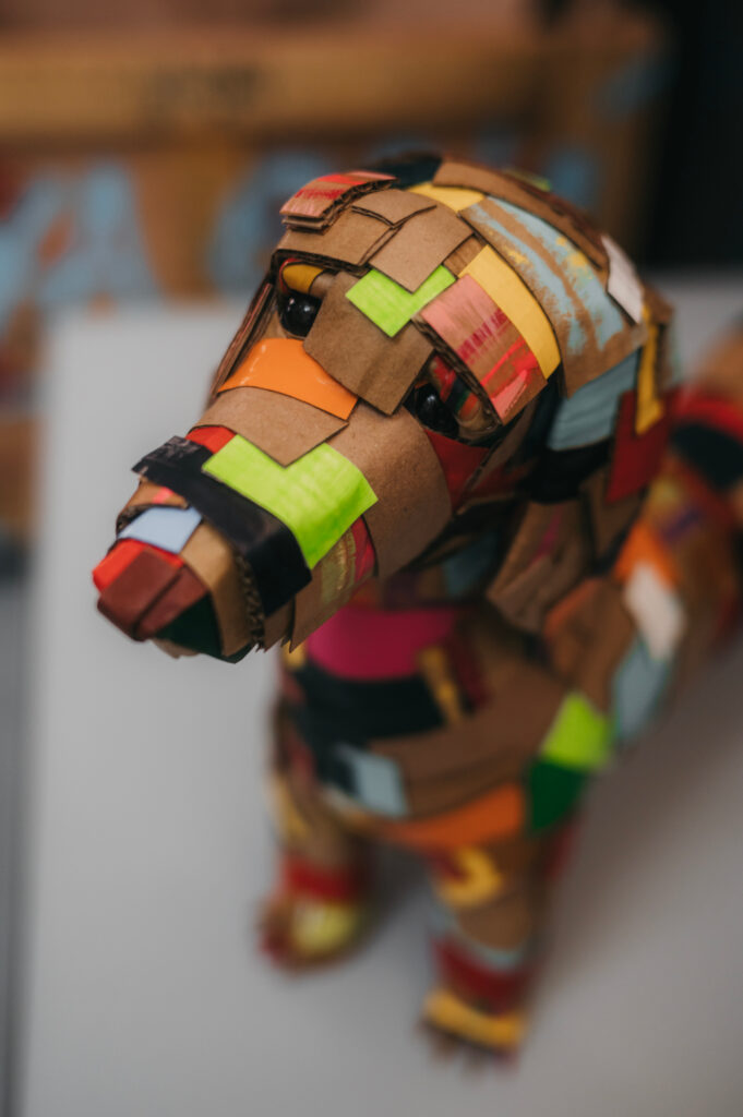 Teckel segundo perfil izquierdo. Escultura de cartón. Orgaz.