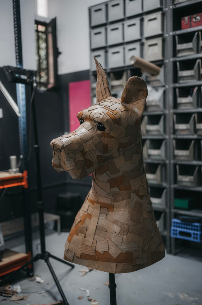 Danés número siete "La compañía" perfil izquierdo. Busto de cartón. Orgaz.