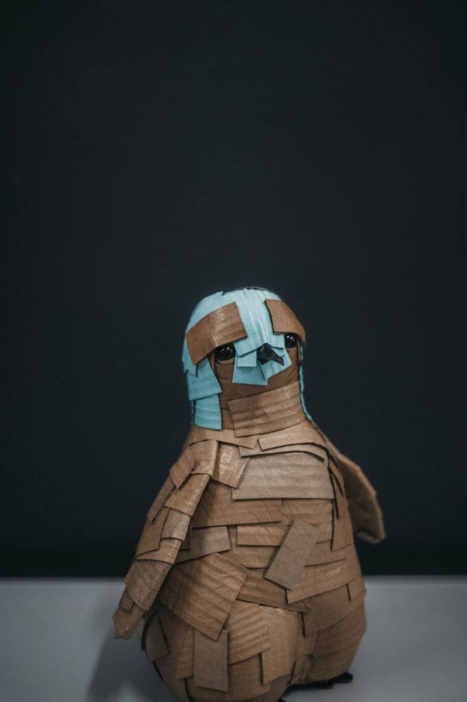 Pingüino azul suave de frente. Escultura de cartón. Orgaz.