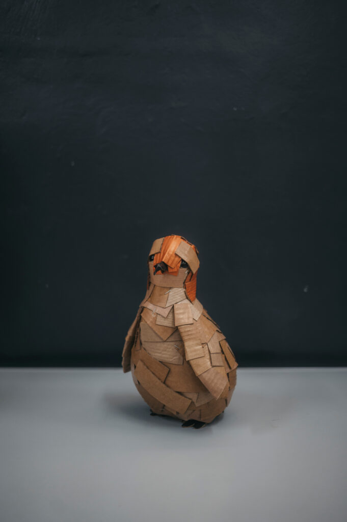 Pingüino naranja tornasol cuerpo entero. Escultura de cartón. Orgaz.