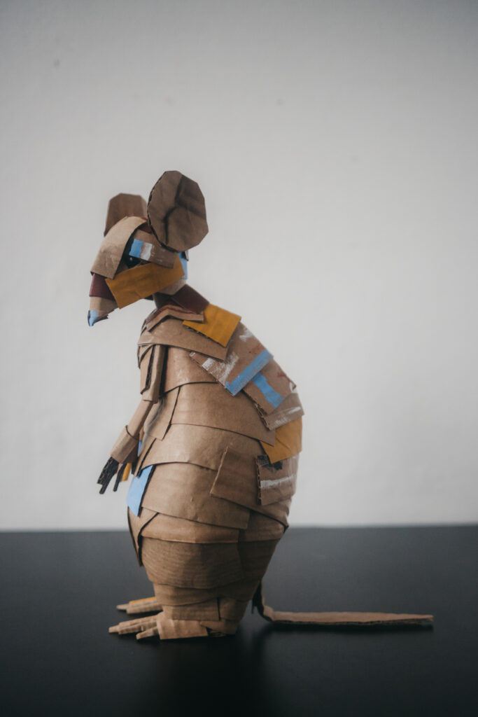 Rata número uno de perfil. Escultura de cartón. Orgaz.
