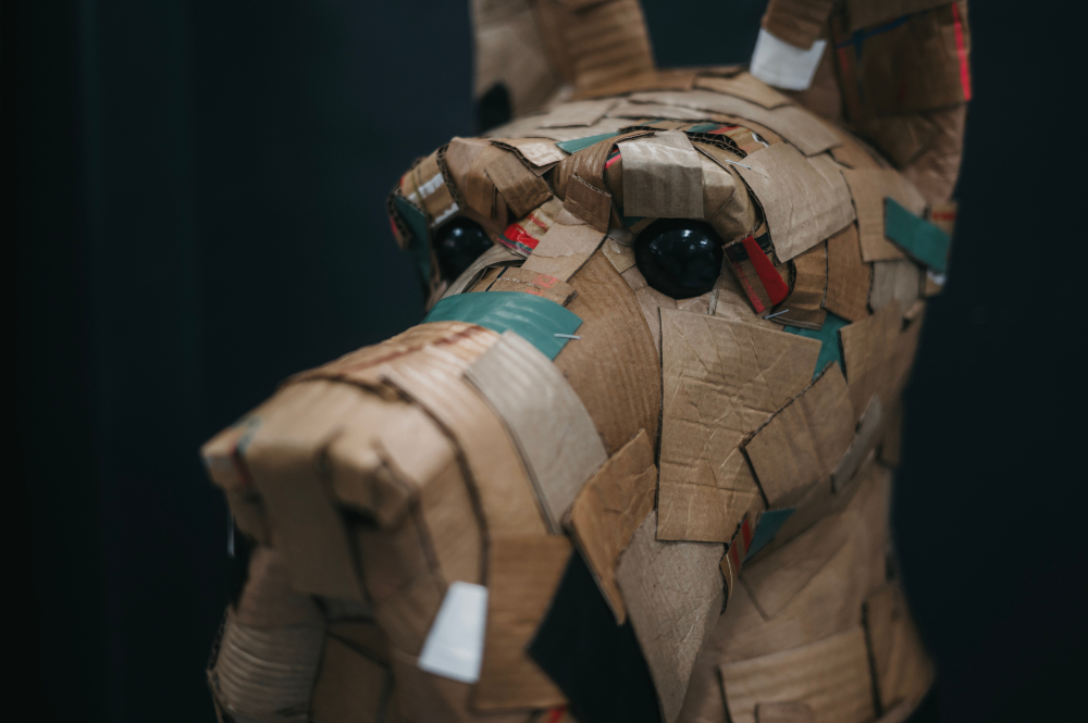 Detalle del hocico y los ojos del danés número ocho. Escultura de cartón. Orgaz