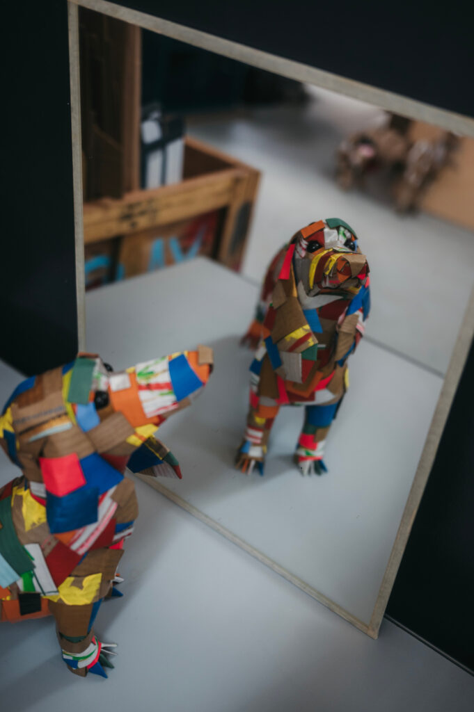 Teckel número cinco de perfil reflejado en espejo. Escultura de cartón. Orgaz