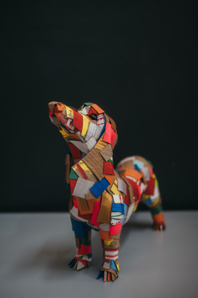 Teckel número cinco de frente. Escultura de cartón. Orgaz