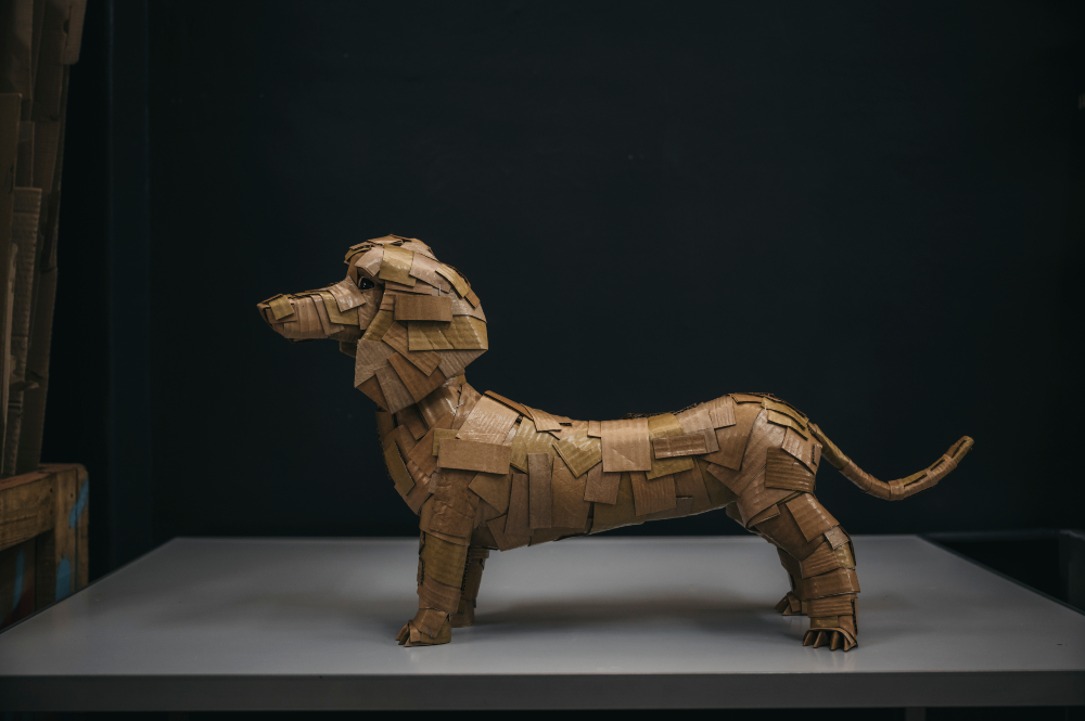 Teckel número siete kraft de perfil, cuerpo entero. Escultura de cartón. Orgaz