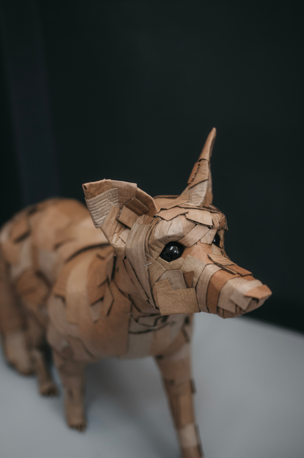 Zorro número uno perfil derecho. Escultura de cartón. Orgaz