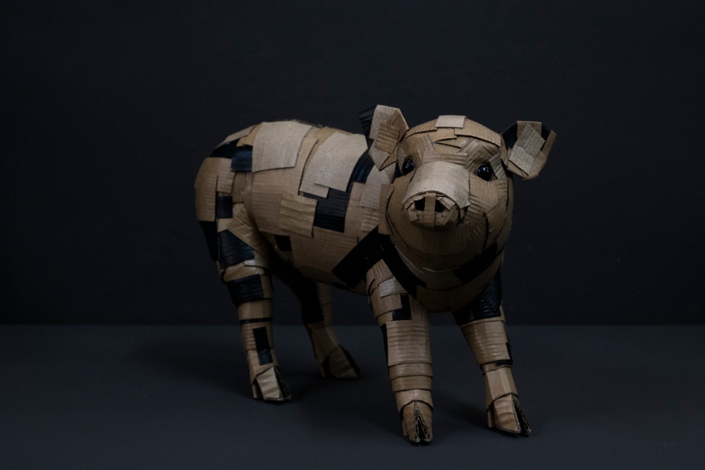 Cerdito de cuerpo entero. Escultura de cartón. Orgaz