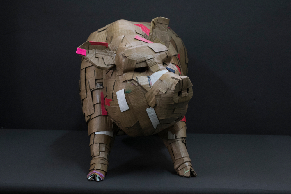 Cerdo vietnamita de cuerpo entero. Escultura de cartón. Orgaz