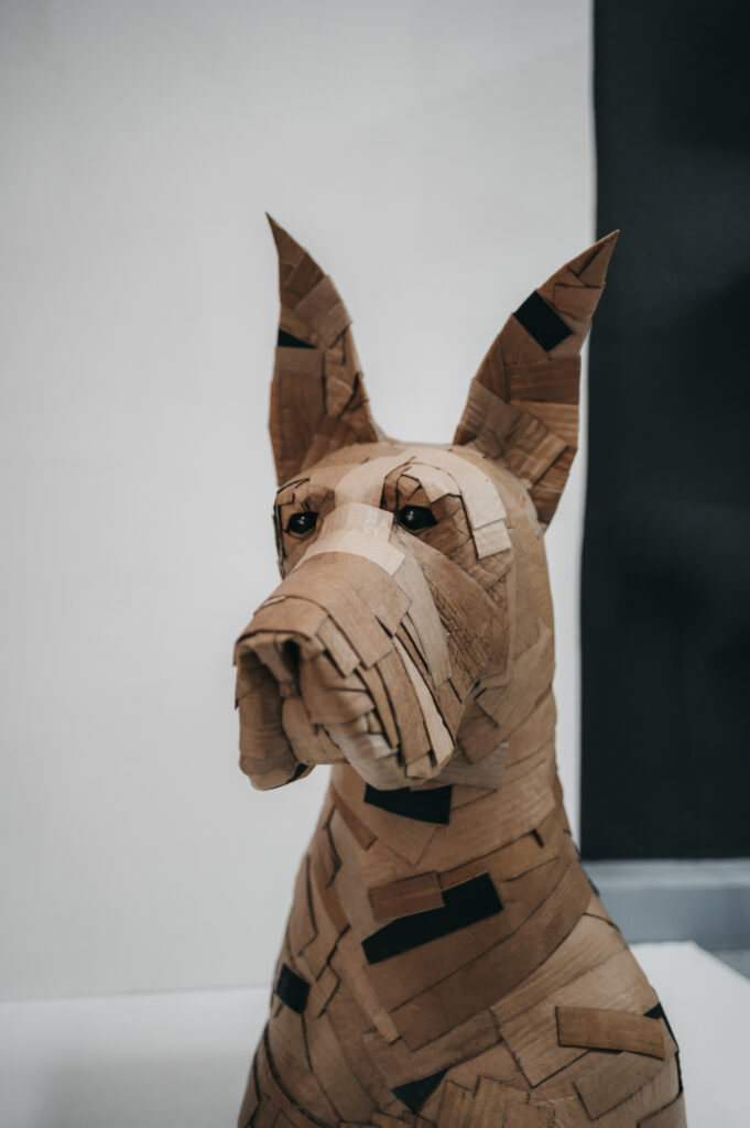 Danés negro de frente. Escultura de cartón. Orgaz