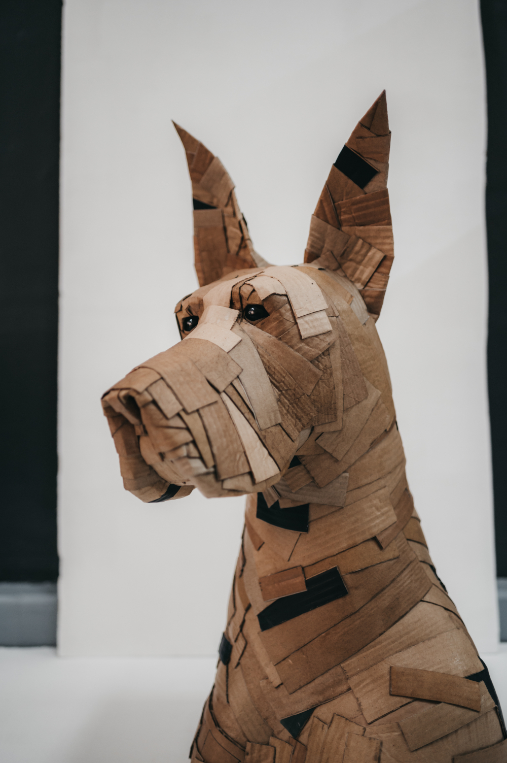 Danés negro de perfil. Escultura de cartón. Orgaz