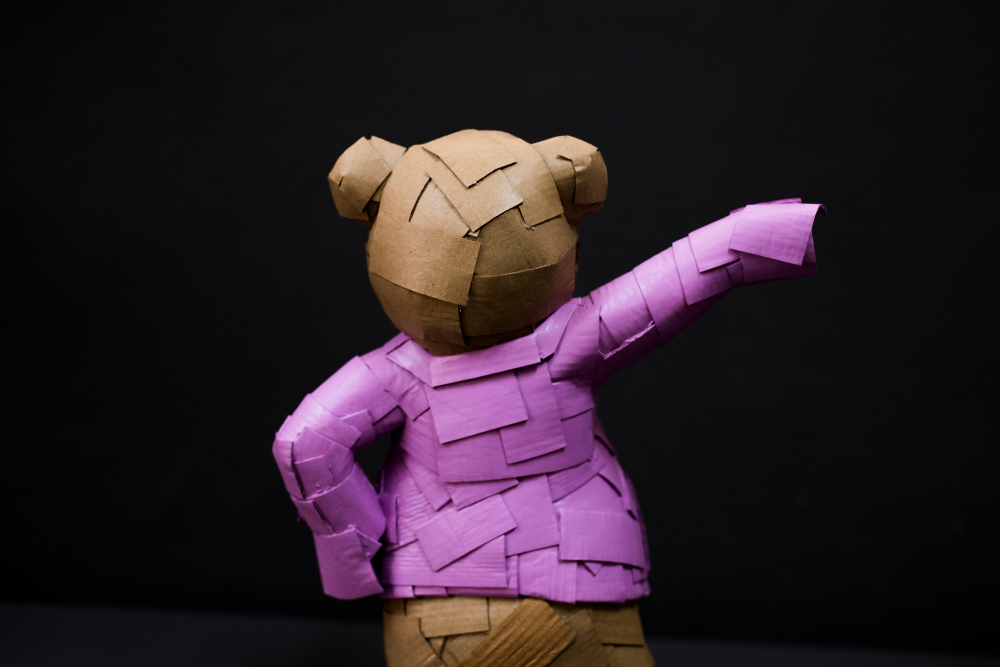 Disco bear de espalda. Escultura de cartón. Orgaz