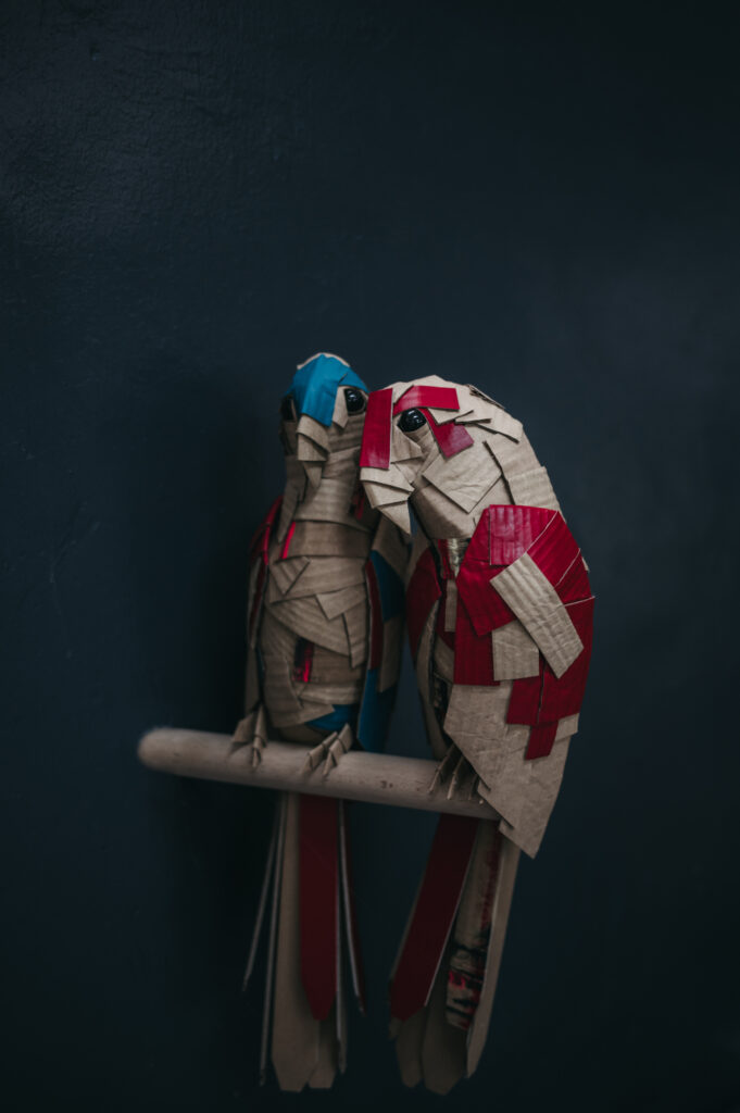 Dos guacamayos de cartón, escultura entera. Orgaz