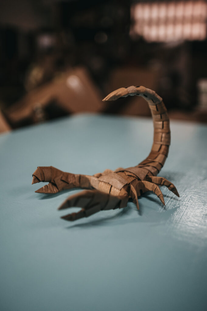 Escorpión kraft en la mesa del taller. Escultura de cartón. Orgaz