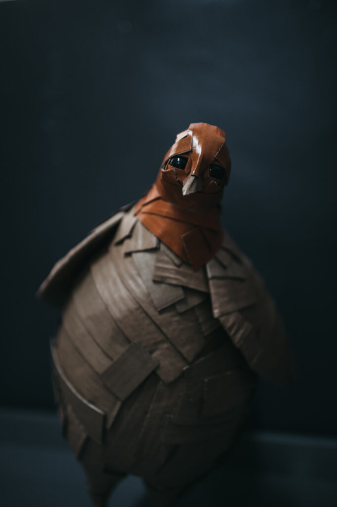 Detalle de la gallina naranja. Escultura de cartón. Orgaz