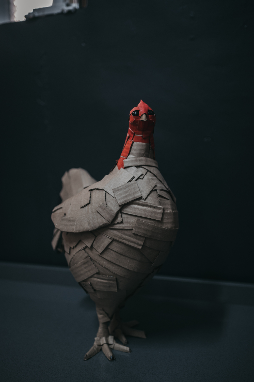 Gallina roja de frente, cuerpo entero. Escultura de cartón. Orgaz