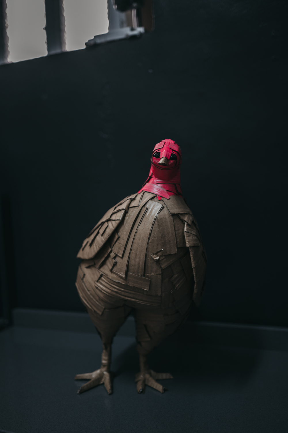 gallina rosa de frente, cuerpo entero. Escultura de cartón. Orgaz