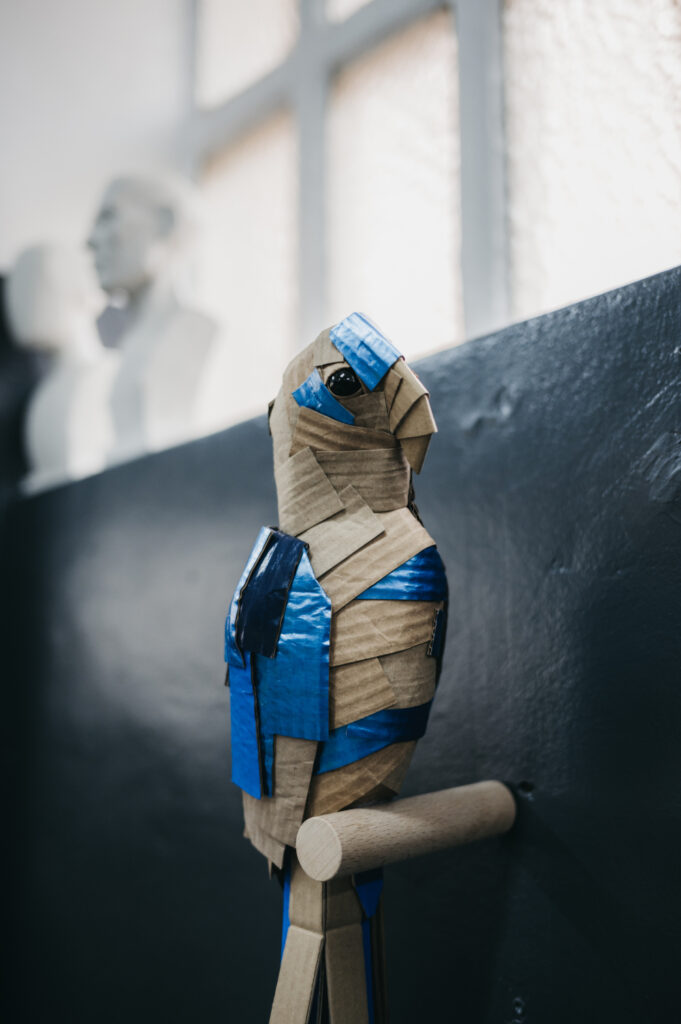 Detalle del guacamayo en azules. Escultura de cartón. Orgaz