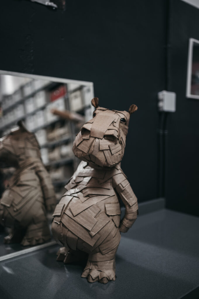 Hipo nº1 de frente en el taller. Escultura de cartón