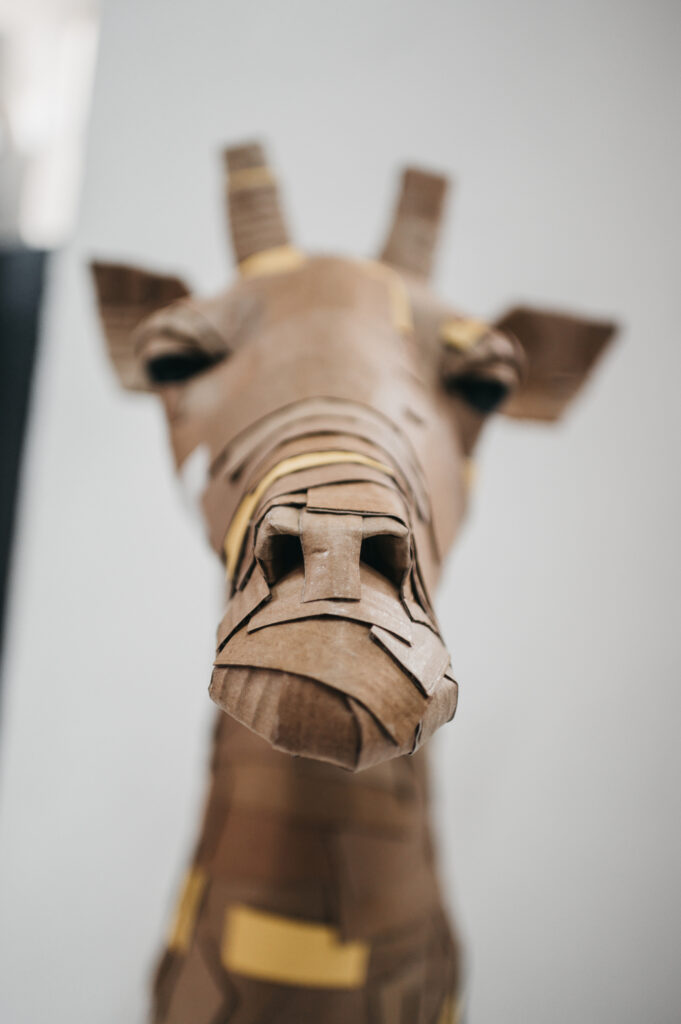 Detalle del hocico de la jirafa amarilla. Escultura de cartón. Orgaz