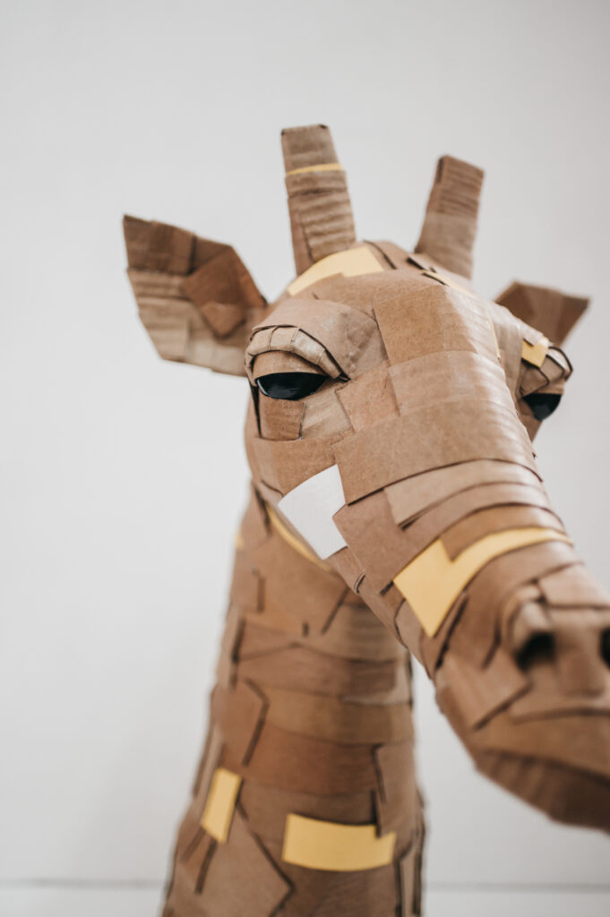 Detalle del ojo de la jirafa amarilla. Escultura de cartón. Orgaz