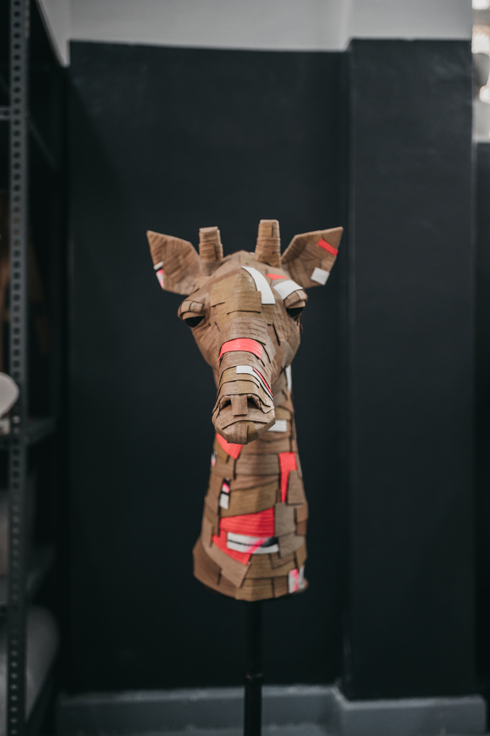 Jirafa rosa y graf de frente, busto entero. Escultura de cartón. Orgaz