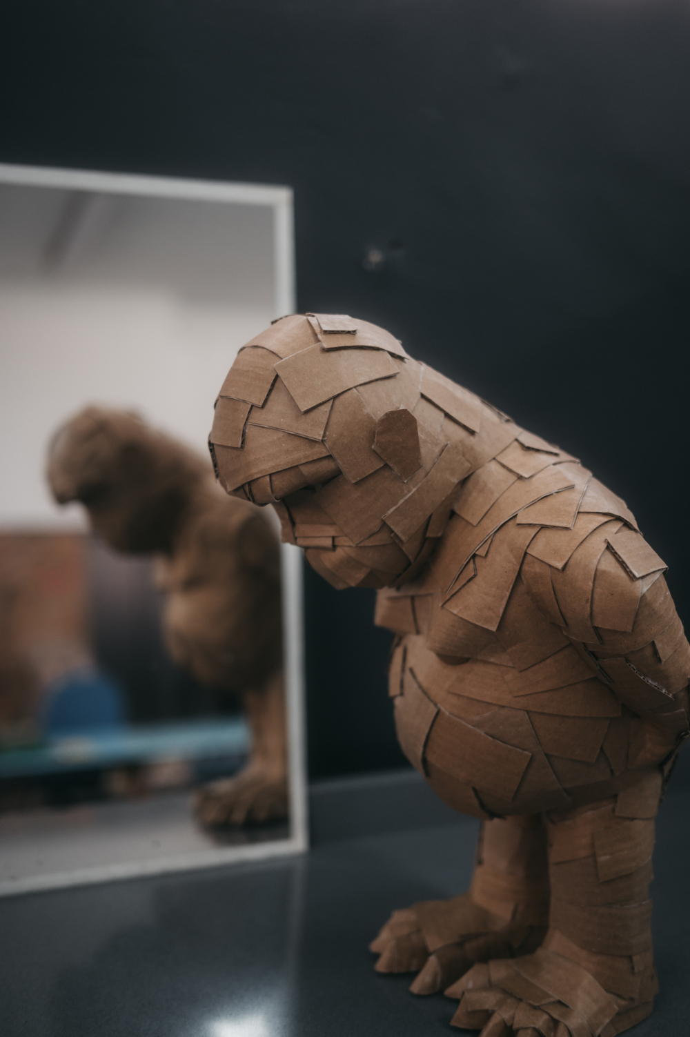 Macarrón nº1 de perfil, cuerpo entero. Escultura de cartón. Orgaz