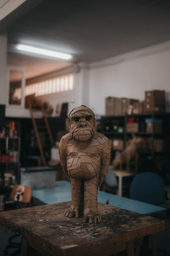 Macarrón nº3 de frente, cuerpo entero. Escultura de cartón. Orgaz