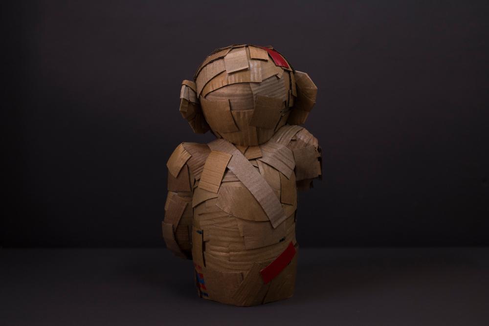 Mono nº3 de espalda. Escultura de cartón. Orgaz