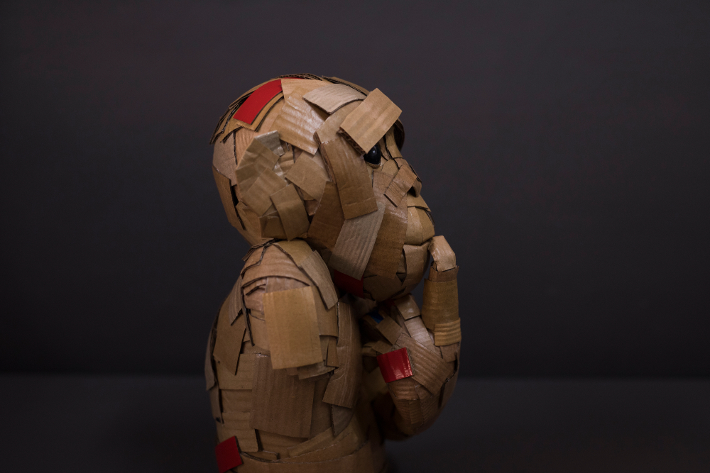 Mono nº3 de lado. Escultura de cartón. Orgaz
