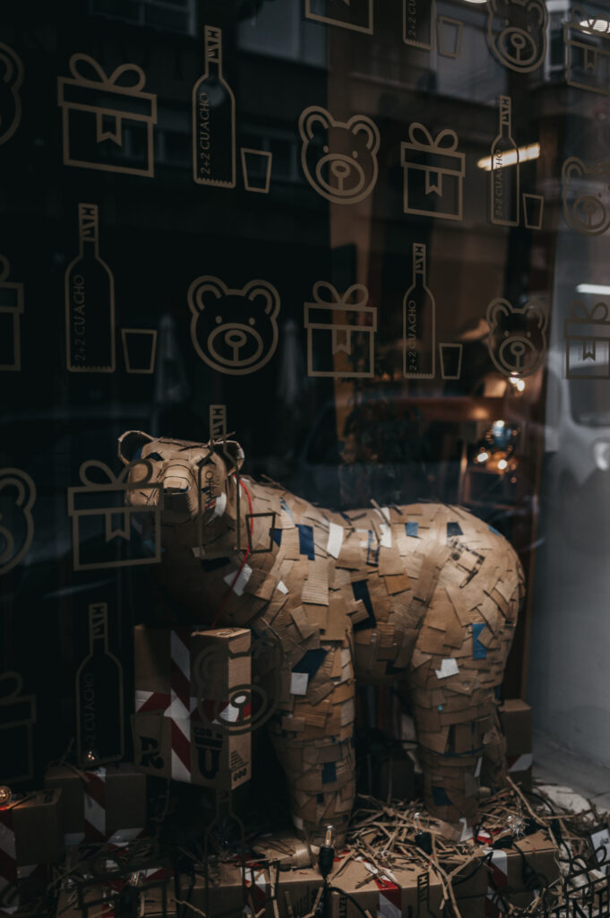 oso polar de cuerpo entero en escaparate. Escultura de cartón. Orgaz