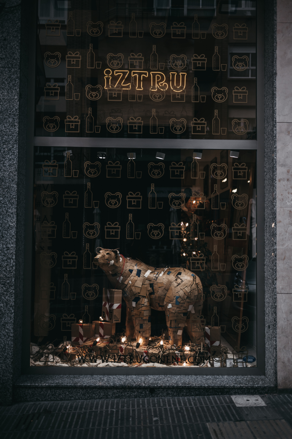 Escaparate iluminado con oso polar de cartón. Orgaz
