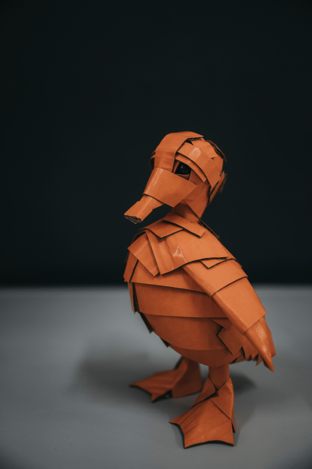 Patito naranja izquierdo, perfil izquierdo. Escultura de cartón. Orgaz